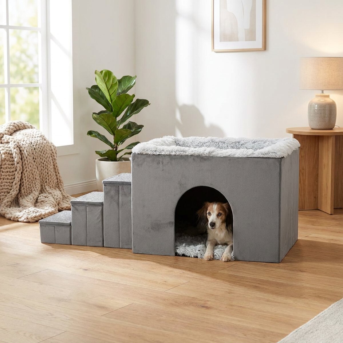 Trixie Harvey grå mjuk hundgrotta med uppgångstrappa och liten hund vilandes inuti i skandinaviskt hem