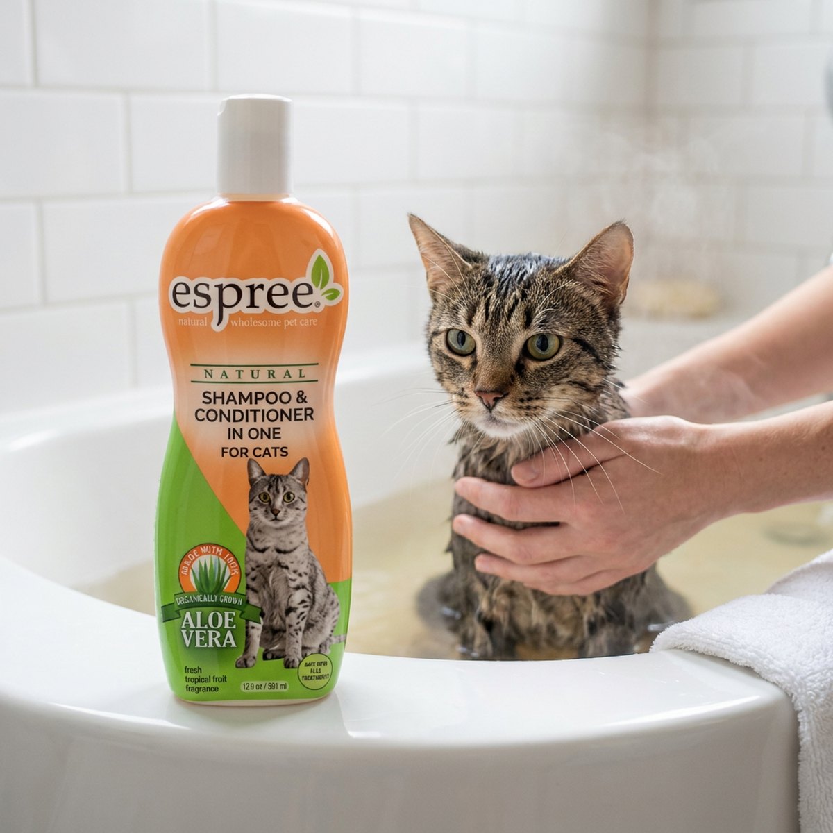 Espree Schampo och Balsam i ett orange grön flaska vid en katt som badas i ett skandinaviskt badkar