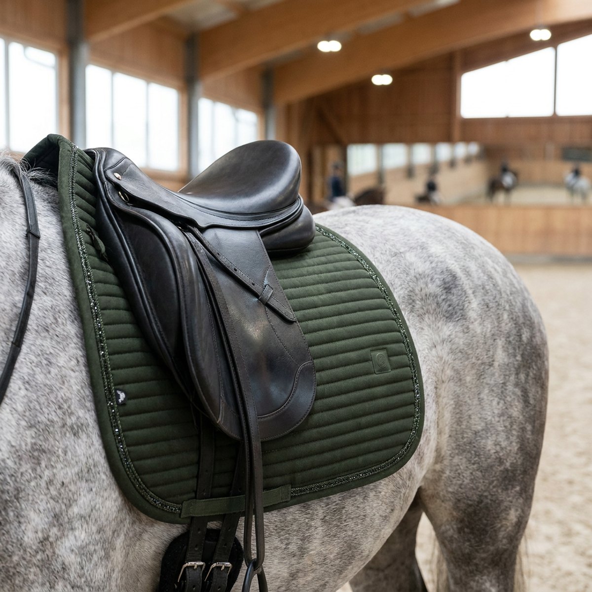 Mörkgrönt Eskadron dressyrschabrak med ribbad quiltning och glitterklist på grå häst i ridhus
