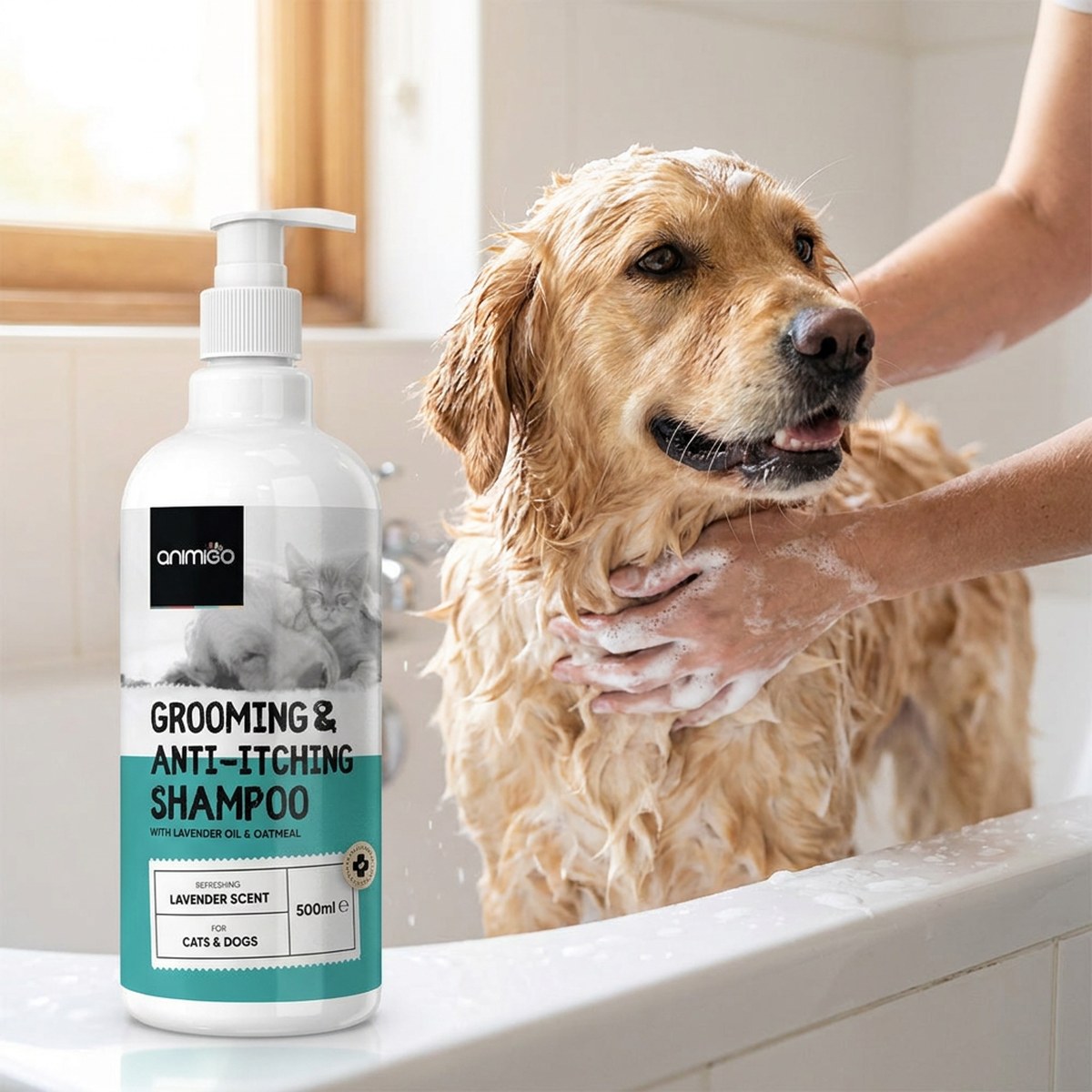 Våt golden retriever schamponeras i badkar bredvid en pumpflaska Animigo Grooming Schampo